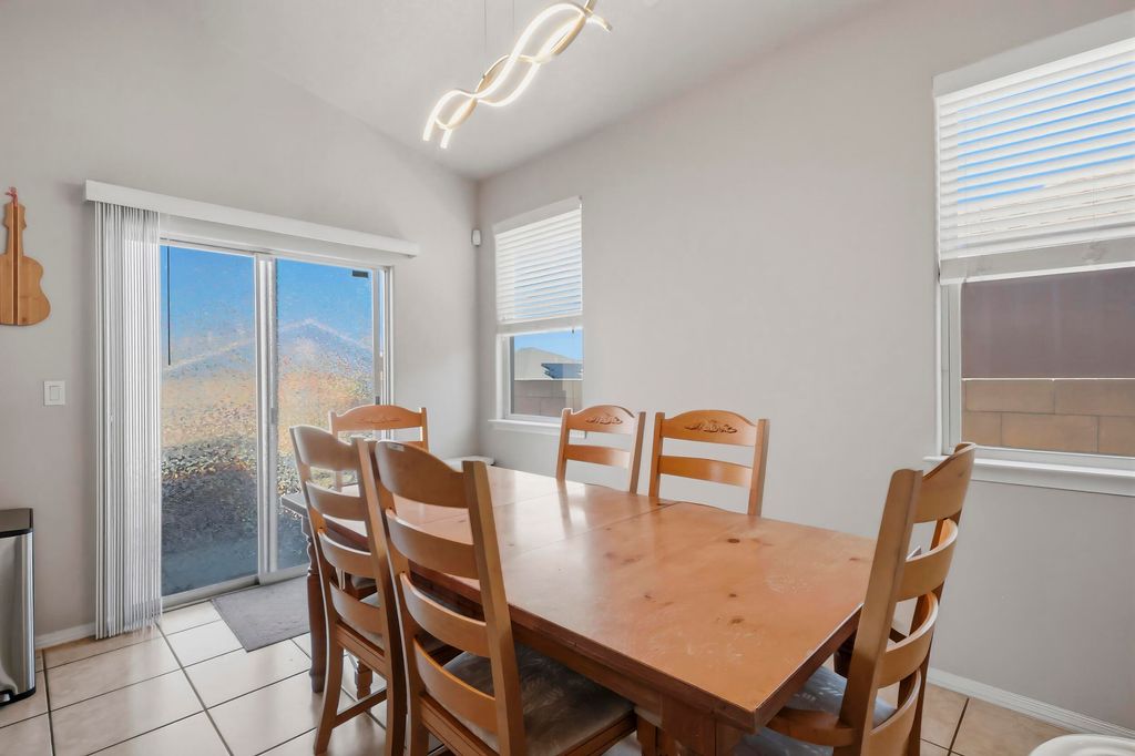 Image 16 of property listing at 916 Kipuka Drive NW, Albuquerque, NM 87120