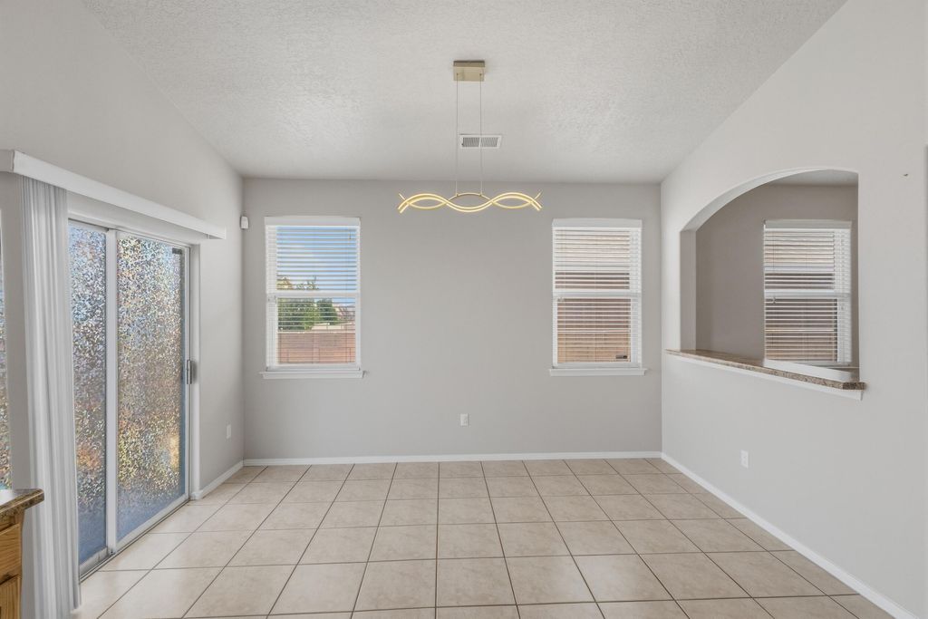 Image 18 of property listing at 916 Kipuka Drive NW, Albuquerque, NM 87120