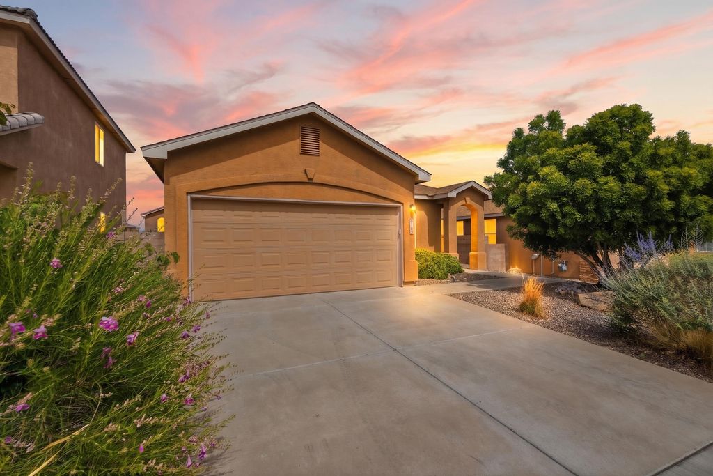 Image 2 of property listing at 916 Kipuka Drive NW, Albuquerque, NM 87120