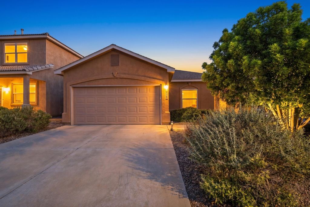 Image 3 of property listing at 916 Kipuka Drive NW, Albuquerque, NM 87120