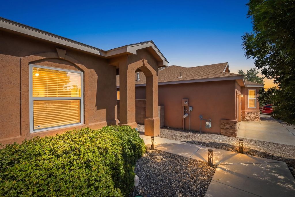 Image 4 of property listing at 916 Kipuka Drive NW, Albuquerque, NM 87120