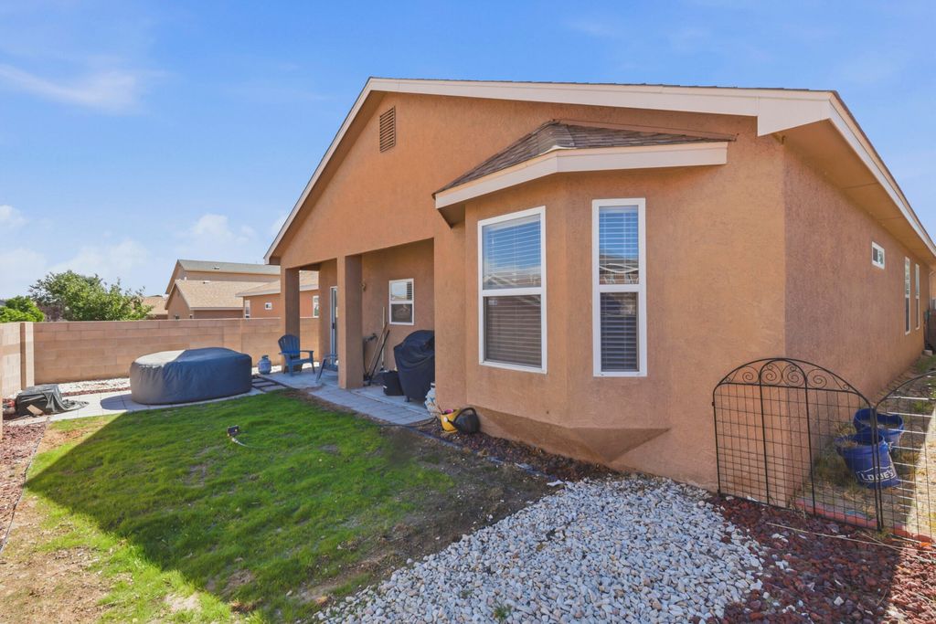 Image 46 of property listing at 916 Kipuka Drive NW, Albuquerque, NM 87120