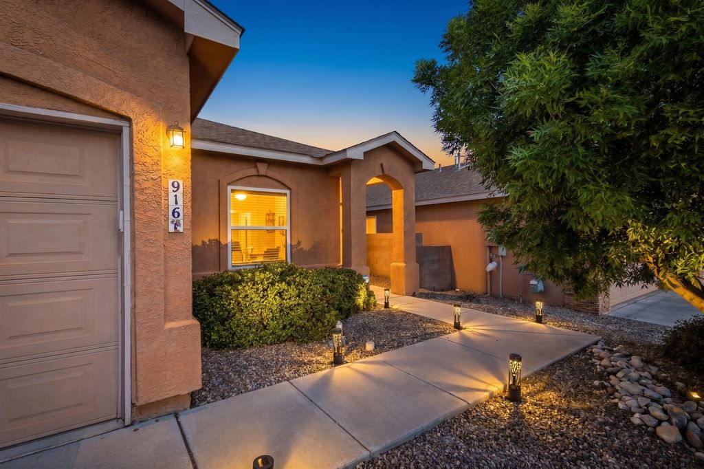 Image 5 of property listing at 916 Kipuka Drive NW, Albuquerque, NM 87120