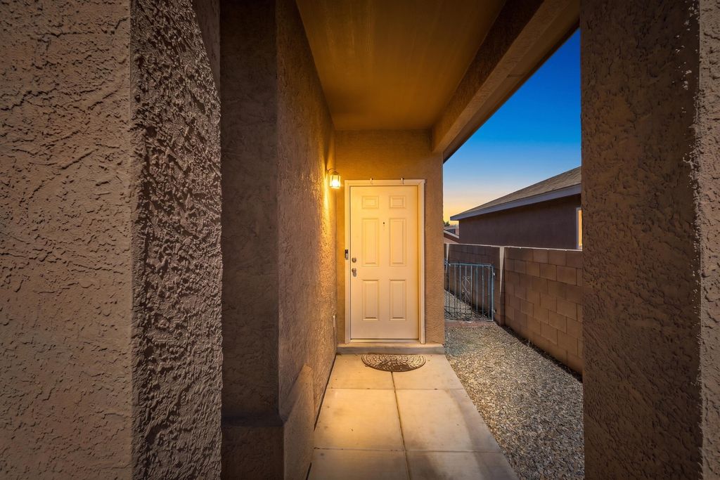 Image 6 of property listing at 916 Kipuka Drive NW, Albuquerque, NM 87120
