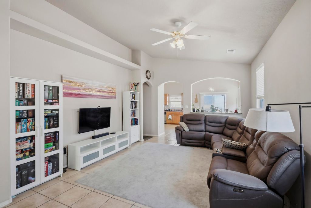 Image 7 of property listing at 916 Kipuka Drive NW, Albuquerque, NM 87120