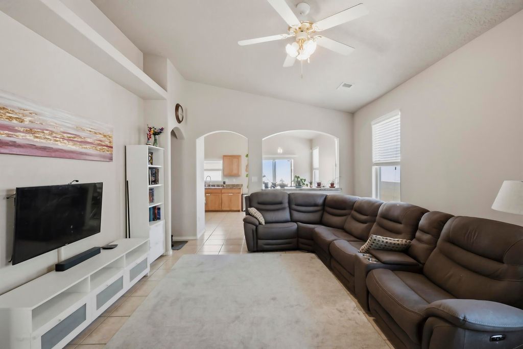 Image 8 of property listing at 916 Kipuka Drive NW, Albuquerque, NM 87120