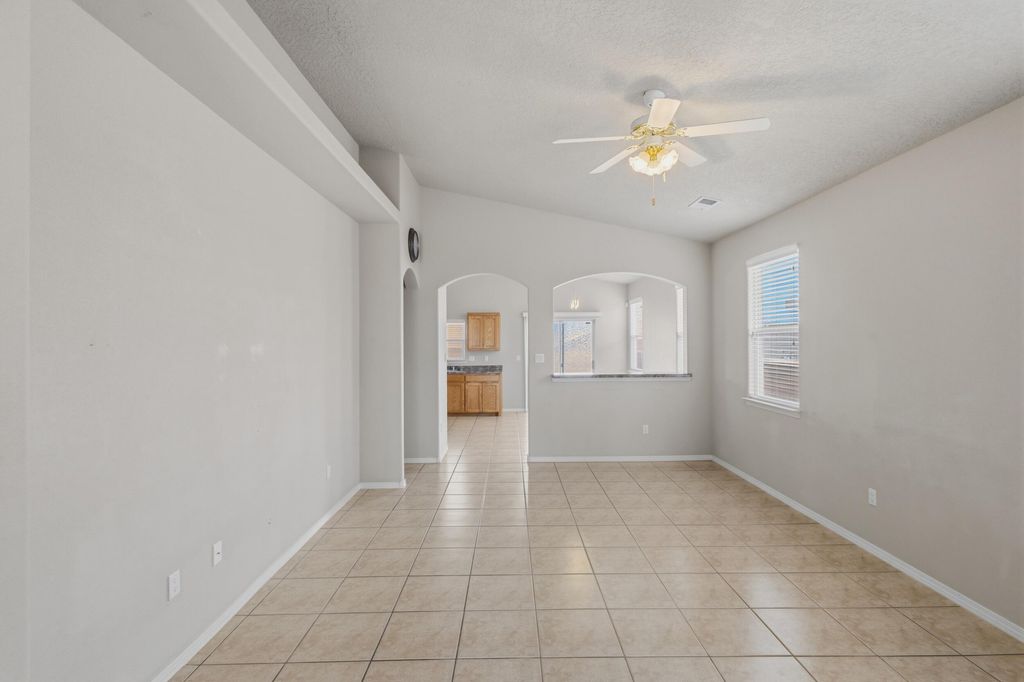Image 9 of property listing at 916 Kipuka Drive NW, Albuquerque, NM 87120