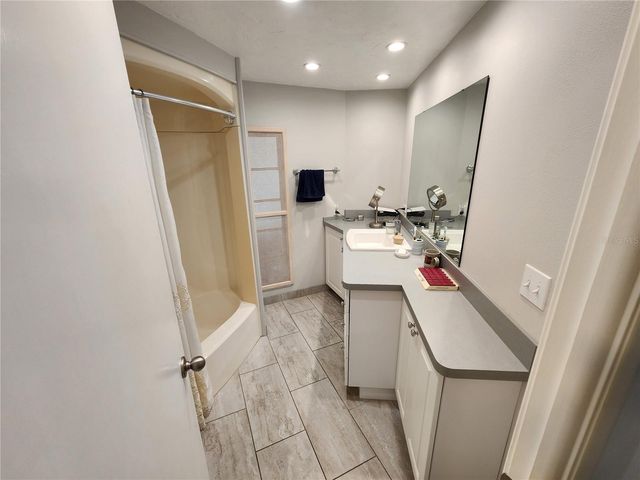 808 53RD AVENUE E 18, Bradenton, FL 34203