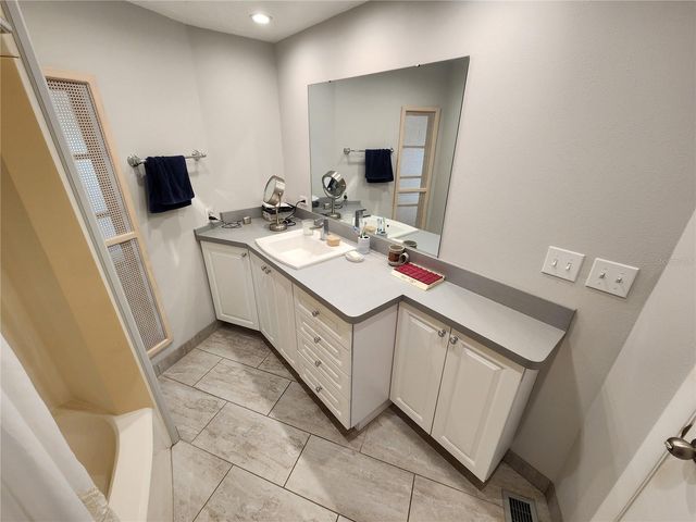 808 53RD AVENUE E 18, Bradenton, FL 34203