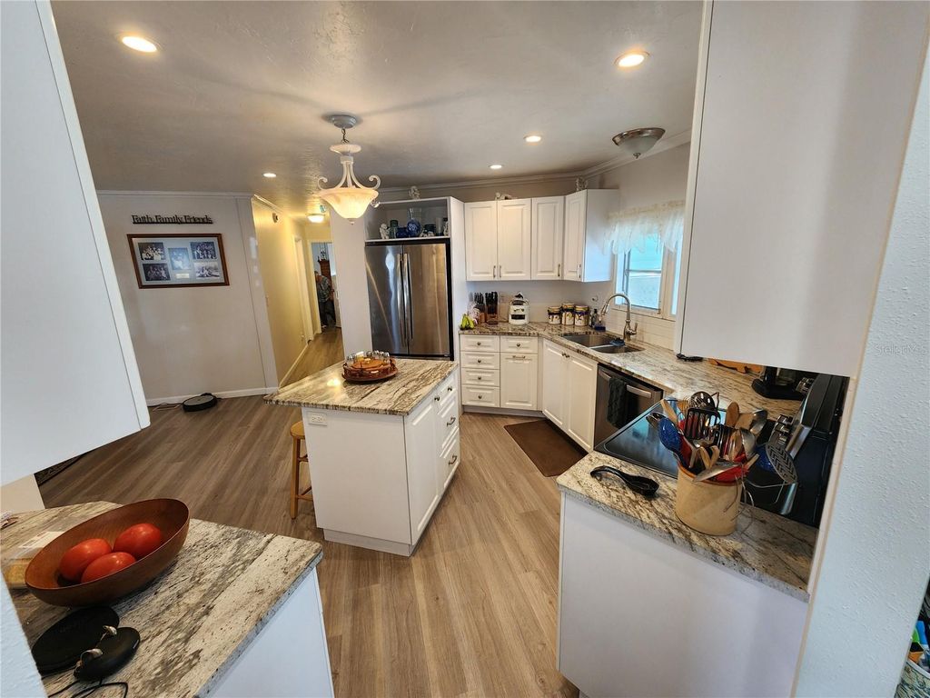 Image 11 of property listing at 808 53RD AVENUE E 18, Bradenton, FL 34203