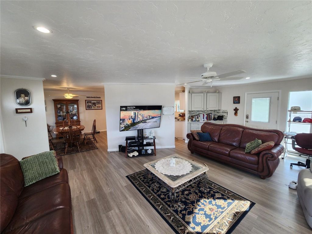 Image 3 of property listing at 808 53RD AVENUE E 18, Bradenton, FL 34203