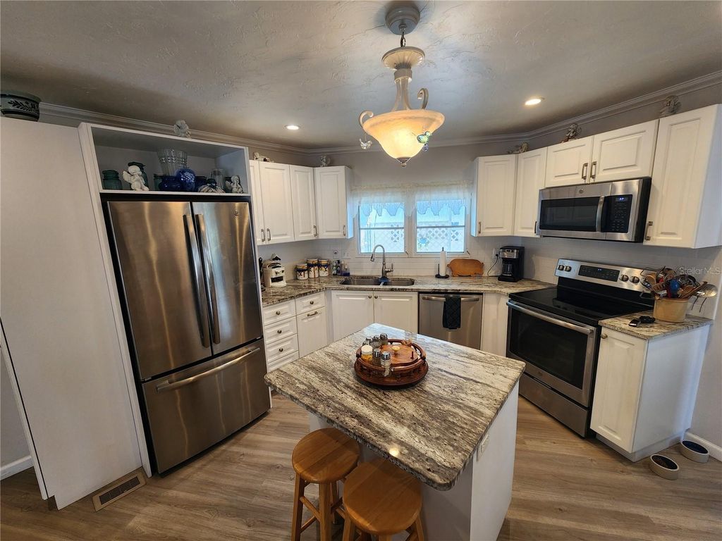 Image 9 of property listing at 808 53RD AVENUE E 18, Bradenton, FL 34203