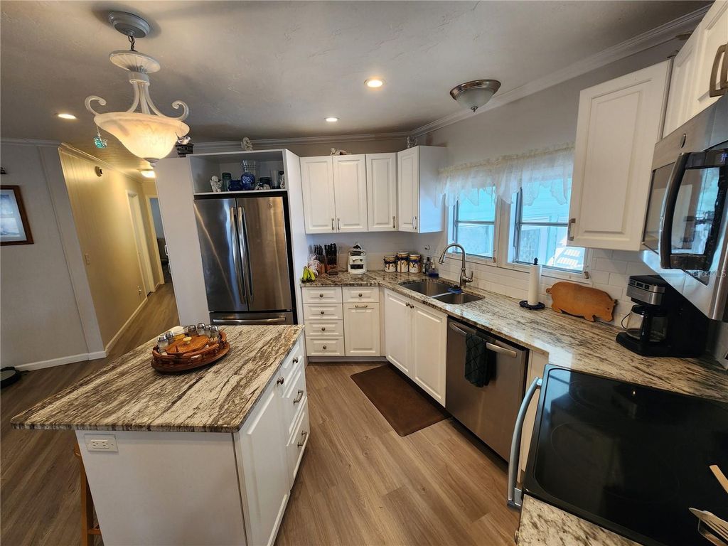 Image 10 of property listing at 808 53RD AVENUE E 18, Bradenton, FL 34203