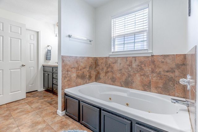 6032 Whitecliff Dr, Jonesboro, AR 72405