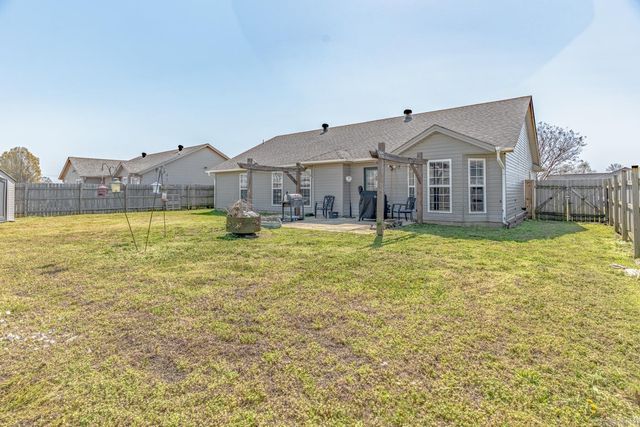 6032 Whitecliff Dr, Jonesboro, AR 72405