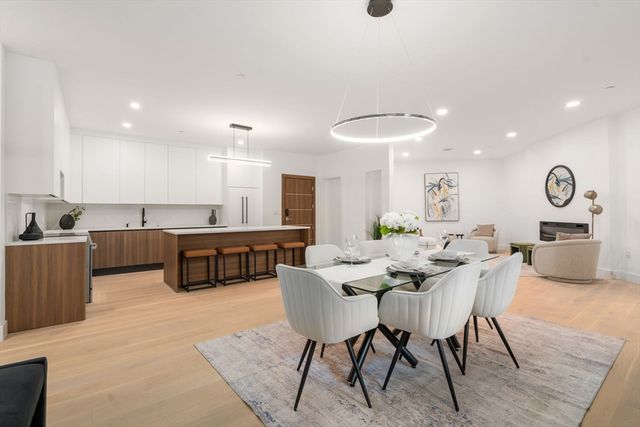 16 Stearns Rd 108, Wellesley, MA 02482
