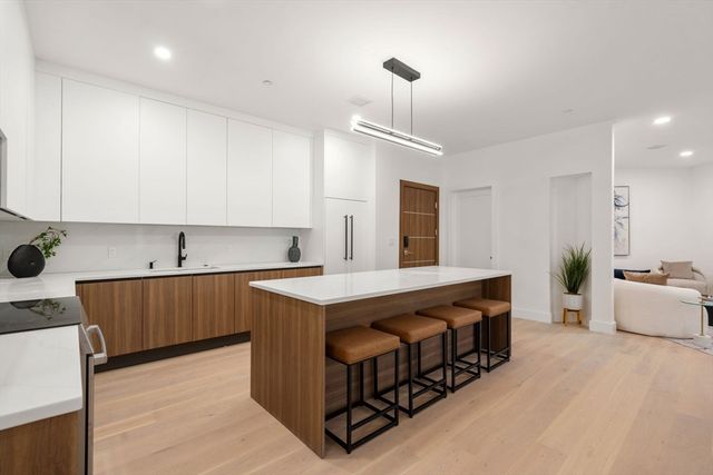 16 Stearns Rd 108, Wellesley, MA 02482