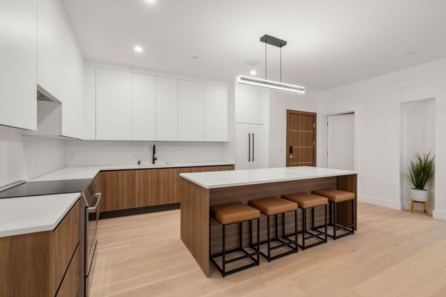 16 Stearns Rd 108, Wellesley, MA 02482