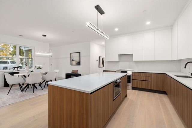 16 Stearns Rd 108, Wellesley, MA 02482