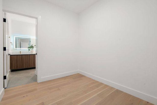 16 Stearns Rd 108, Wellesley, MA 02482