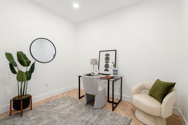 16 Stearns Rd 108, Wellesley, MA 02482