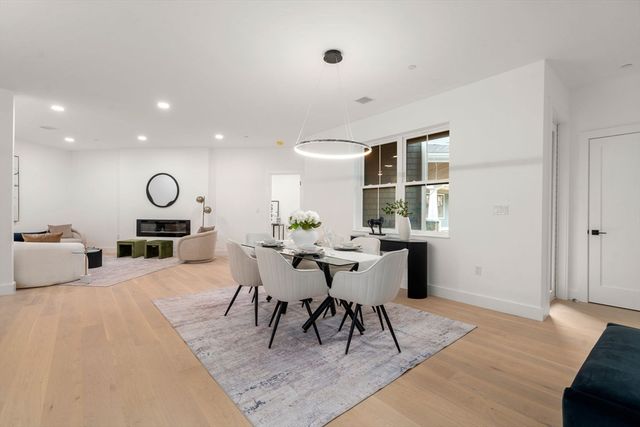 16 Stearns Rd 108, Wellesley, MA 02482