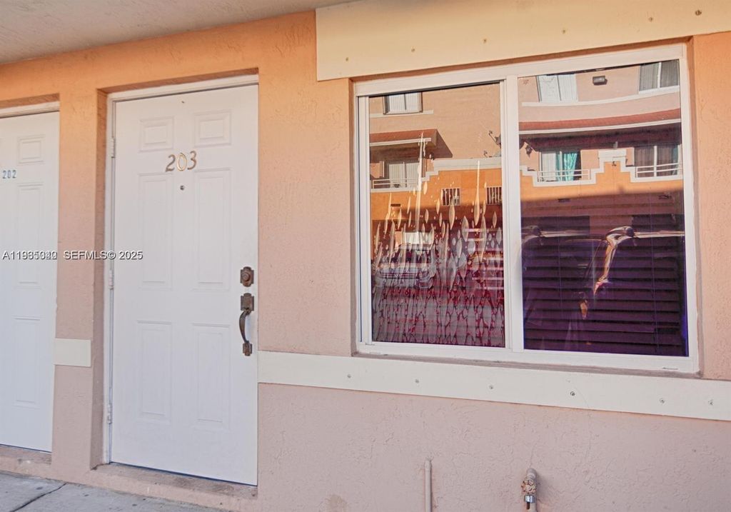 37 W 11th St 203, Hialeah, FL 33010