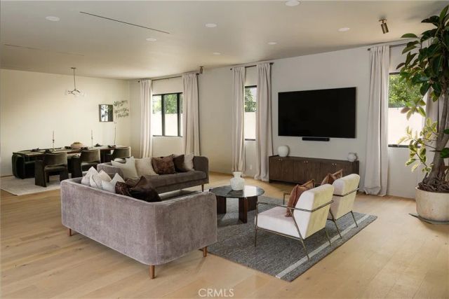 15719 Hartsook Street, Encino, CA 91436