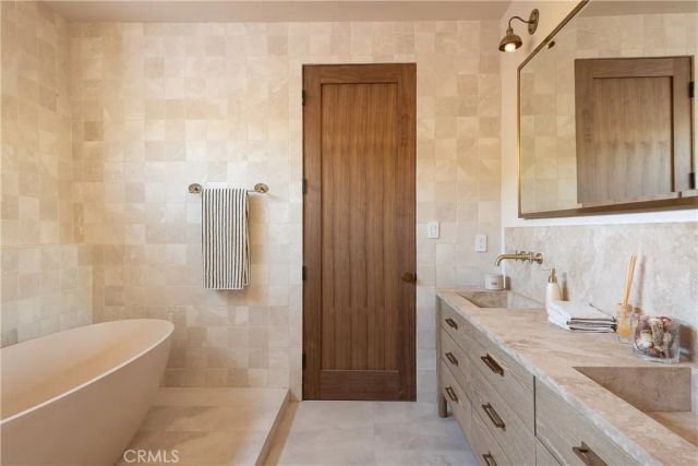 15719 Hartsook Street, Encino, CA 91436