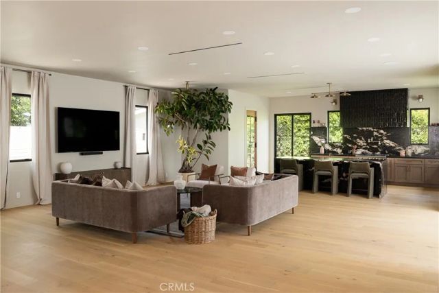 15719 Hartsook Street, Encino, CA 91436