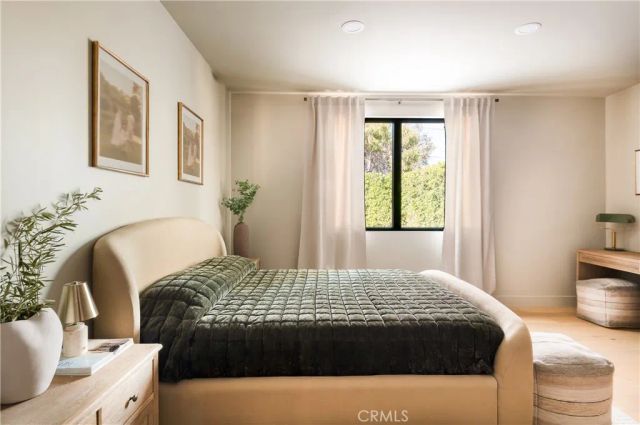 15719 Hartsook Street, Encino, CA 91436