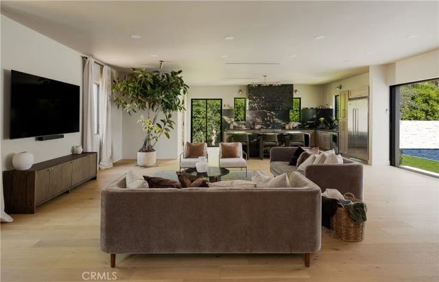 15719 Hartsook Street, Encino, CA 91436