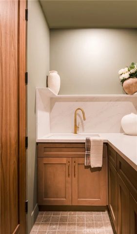 15719 Hartsook Street, Encino, CA 91436