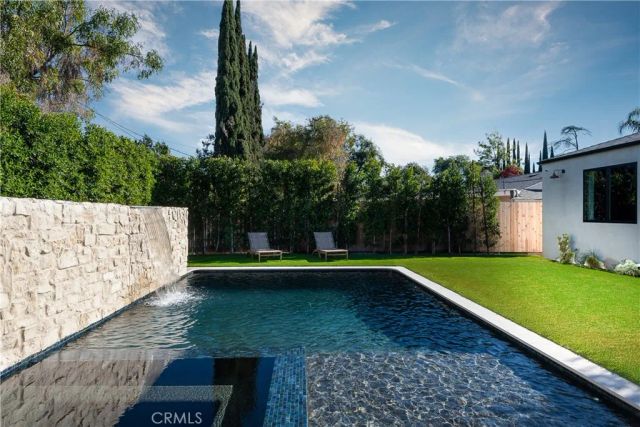 15719 Hartsook Street, Encino, CA 91436