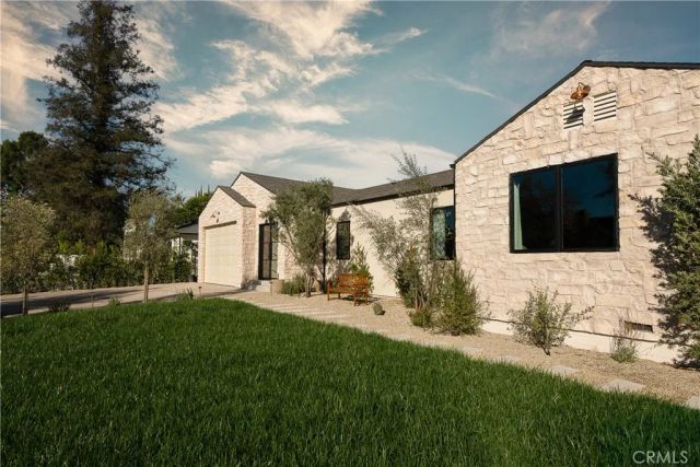 15719 Hartsook Street, Encino, CA 91436