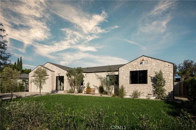 15719 Hartsook Street, Encino, CA 91436