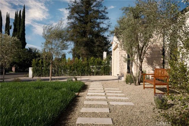 15719 Hartsook Street, Encino, CA 91436