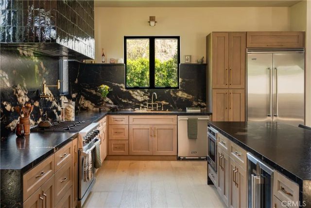 15719 Hartsook Street, Encino, CA 91436