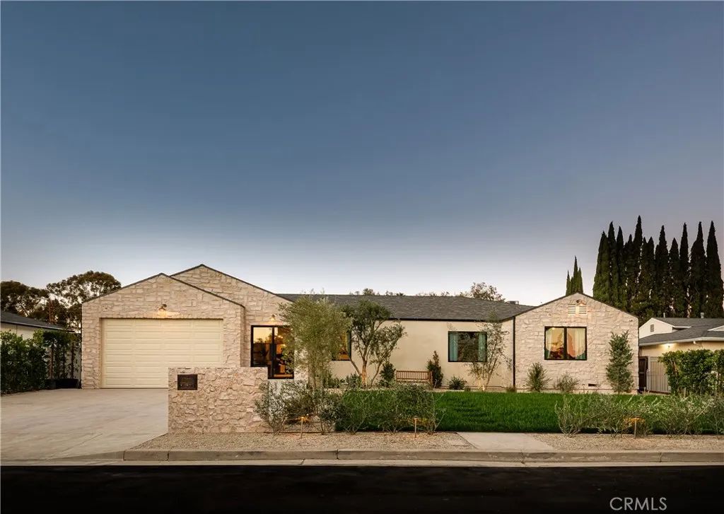 15719 Hartsook Street, Encino, CA 91436