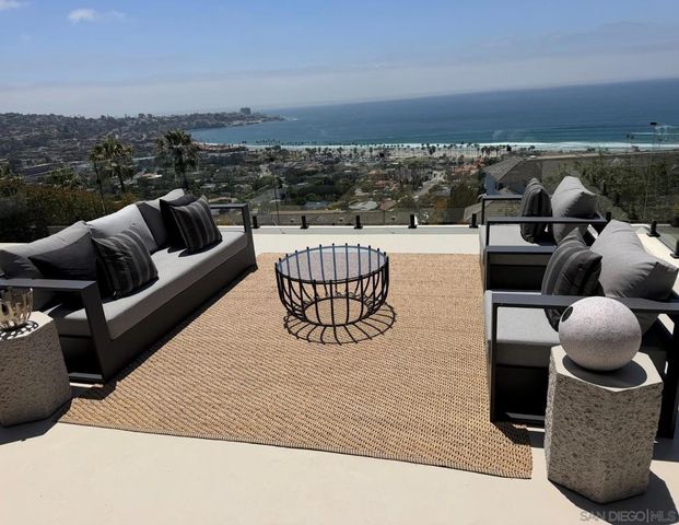 8421 Whale Watch Way, La Jolla, CA 92037