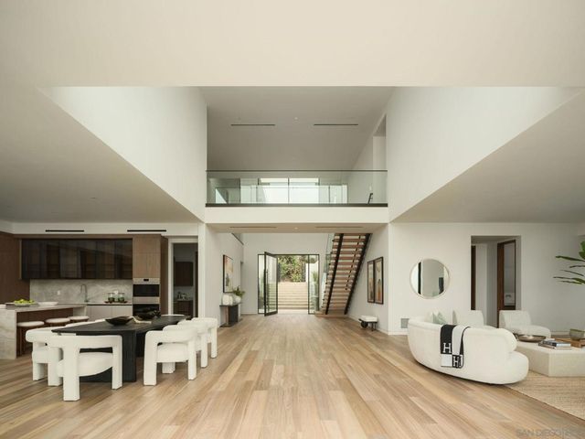 8421 Whale Watch Way, La Jolla, CA 92037