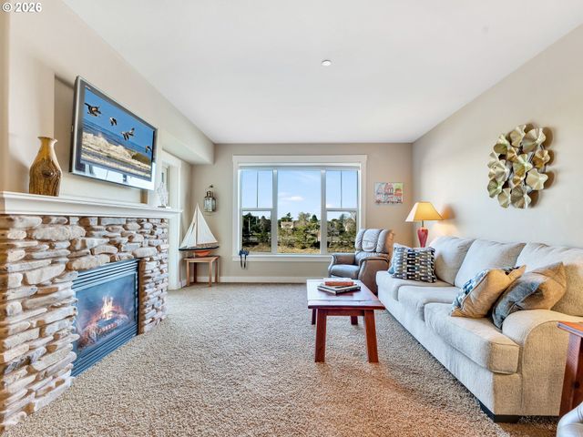 1000 N HOLLADAY Dr 304, Seaside, OR 97138