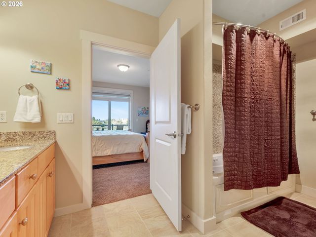 1000 N HOLLADAY Dr 304, Seaside, OR 97138