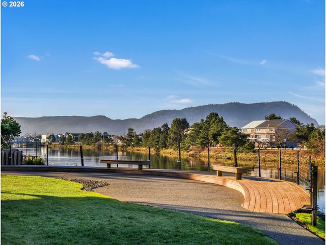 1000 N HOLLADAY Dr 304, Seaside, OR 97138