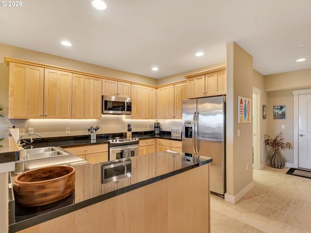 1000 N HOLLADAY Dr 304, Seaside, OR 97138