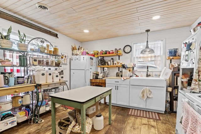 301 E Webster Avenue, Ava, MO 65608