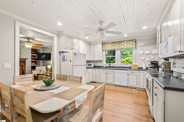520 Esseola Street, Saluda, NC 28773
