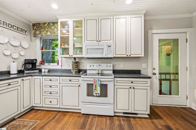 520 Esseola Street, Saluda, NC 28773