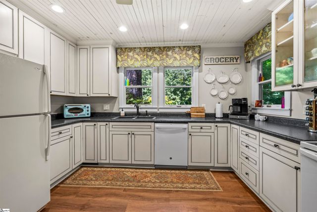 520 Esseola Street, Saluda, NC 28773