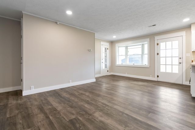 1036 US-127, Russell Springs, KY 42642